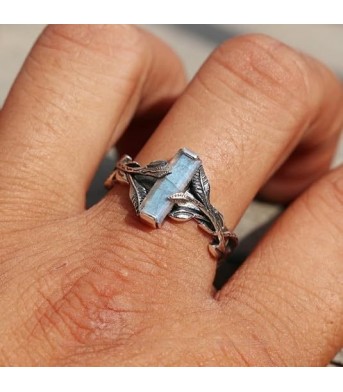 Retro Leaf-shaped Rectangular Zircon Ring