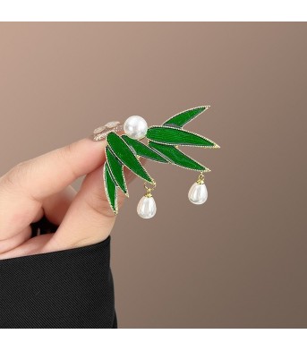 Fresh And Elegant Green Plant Brooch With Creative Alloy Design